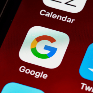 Logo de Google, représentant la célèbre marque de technologie et de services en ligne.