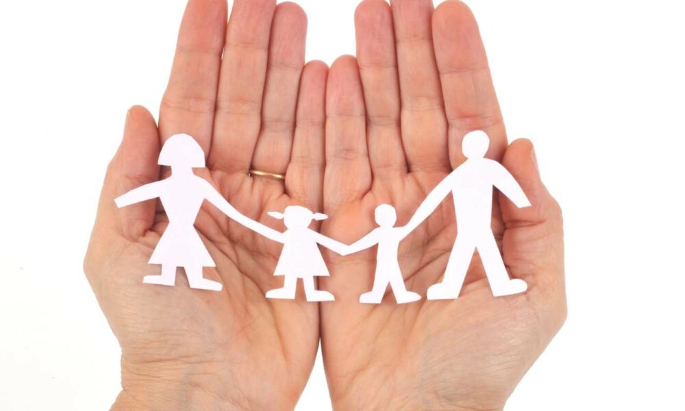 Image de deux mains représentant une famille unie et aimante.