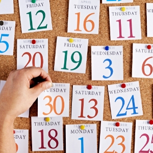 Image d'un calendrier affichant les jours du mois, symbolisant la planification et l'organisation du temps.